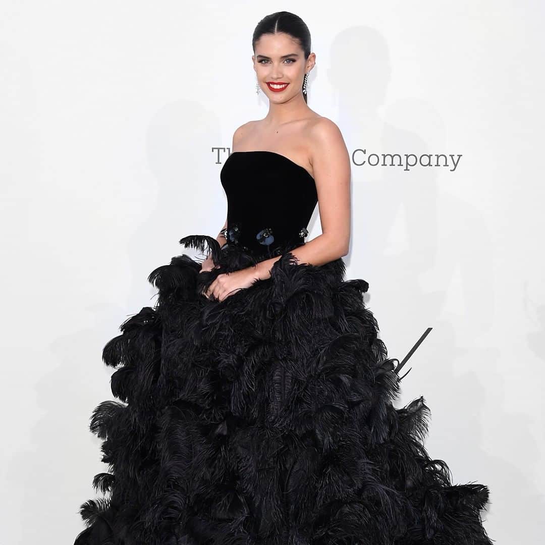 Armani Beautyさんのインスタグラム写真 - (Armani BeautyInstagram)「To conclude a red carpet week in Cannes, @SaraSampaio stunned in a full Armani look. #ArmaniBeauty #GiorgioArmaniPrivé #ArmaniBeautyStars #Cannes2019 @Armani」5月26日 3時59分 - armanibeauty