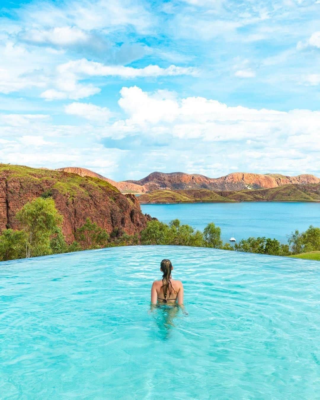 Australiaさんのインスタグラム写真 - (AustraliaInstagram)「Infinity pool with a view, @westernaustralia-style. 😍 @the_freedom_traveler calls @LakeArgyle Resort & Caravan Park a “magic place” because, well, as you can clearly see it really is! #LakeArgyle is situated at the end of one of the most scenic drives in @australiasnorthwest; it can be reached on a cruise up the #OrdRiver from #Kununurra with @triple_j_tours and @lakeargylecruises, or a scenic flight with @kimberleyairtours and @helispirit. The #Infinitypool is open to all day guests, accommodation and caravan park guests, so check in for a few days to relax and take in all the stunning @thekimberleyaustralia scenery.  #seeaustralia #justanotherdayinwa #australiasnorthwest #thekimberley #explore #travel」5月26日 4時00分 - australia
