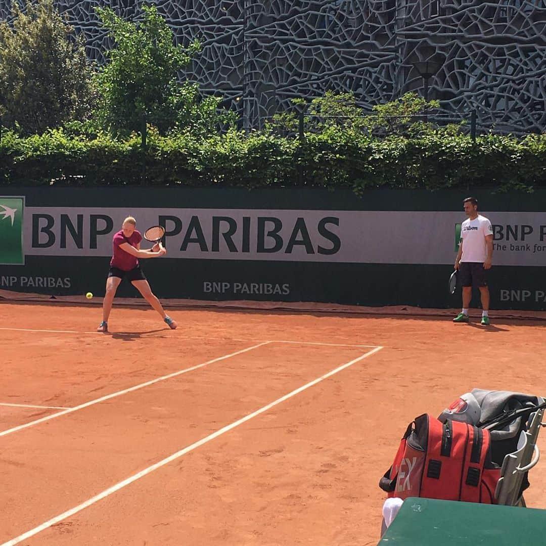 アリソン・バン・アイトバンクさんのインスタグラム写真 - (アリソン・バン・アイトバンクInstagram)「Game day tomorrow @rolandgarros 💪🎾 let’s go! #abautomotivevilvoordebrussels #filatennis #snauwaert #polarbenelux #wcupnutrition」5月26日 3時57分 - alison_van_uytvanck