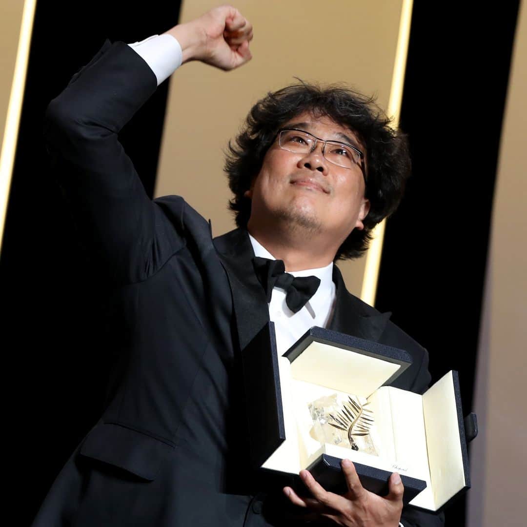 AFP通信さんのインスタグラム写真 - (AFP通信Instagram)「AFP Photo 📷 @valeryhache - South Korean director Bong Joon-Ho poses on stage with his trophy after he was awarded with the Palme d'Or for the film "Parasite (Gisaengchung)" on May 25, 2019 during the closing ceremony of the 72nd edition of the Cannes Film Festival in Cannes, southern France. #Cannes #Cannes2019 #FestivaldeCannes #Gisaengchung #parasite」5月26日 3時58分 - afpphoto