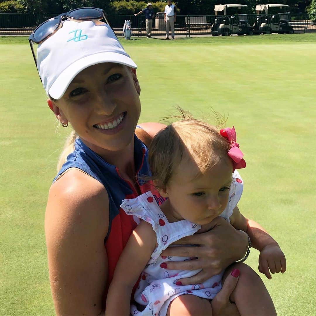 のインスタグラム：「It felt so great to peg it up again this week amongst the best players in the game! Thank you so much @puresilkchamp @kingsmillresort and to all of the volunteers for making such a memorable week that much more special...and for spoiling my sweet Lucy!  I so wish I was playing this weekend, but taking away lots of positives! My weeks as a traveling mama look a little different, and I have a new definition of tired! But I couldn’t be more proud to share this with Lucy and be apart of the @lpga_tour family! #ontothenext ❤️」