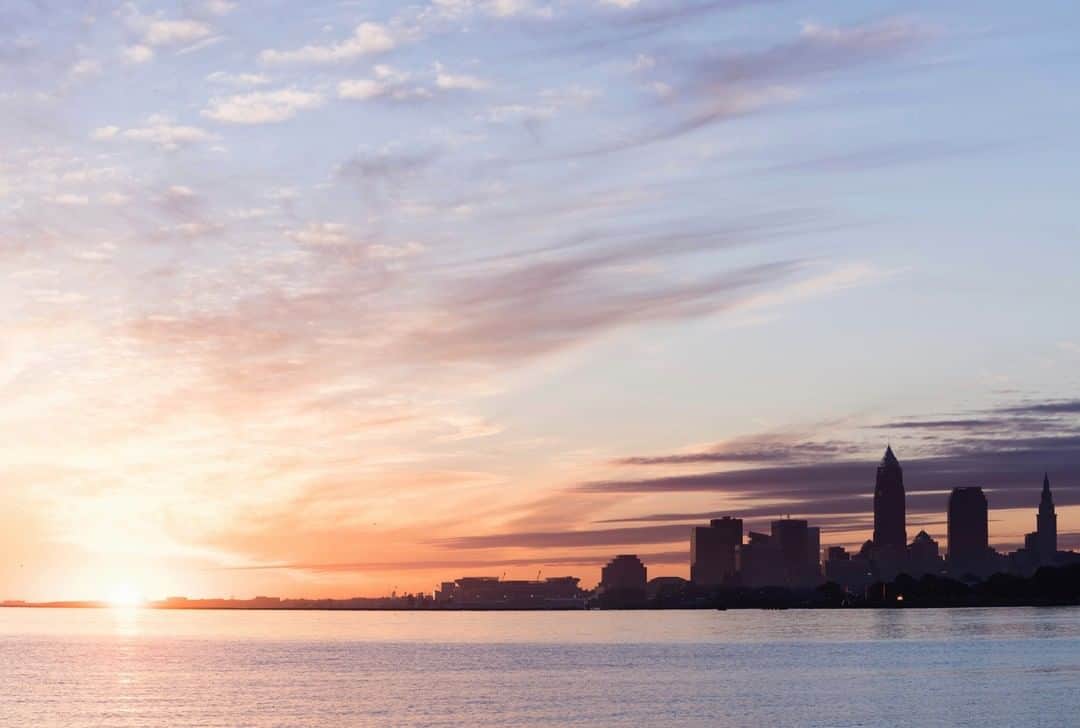 リッツ・カールトンさんのインスタグラム写真 - (リッツ・カールトンInstagram)「A glowing sunset over Lake Erie sets the tone for a magical evening. Experience the excitement of the city during your stay at The Ritz-Carlton, #Cleveland.⁣⠀ ⁣⠀ #Ohio #LakeErie #lake #GreatLakes #sunset #goldenhour #magical #excitement #skyline #cityview #cityscape #horizon #travel #travelgram #Instatravel #traveldiaries」5月26日 4時01分 - ritzcarlton