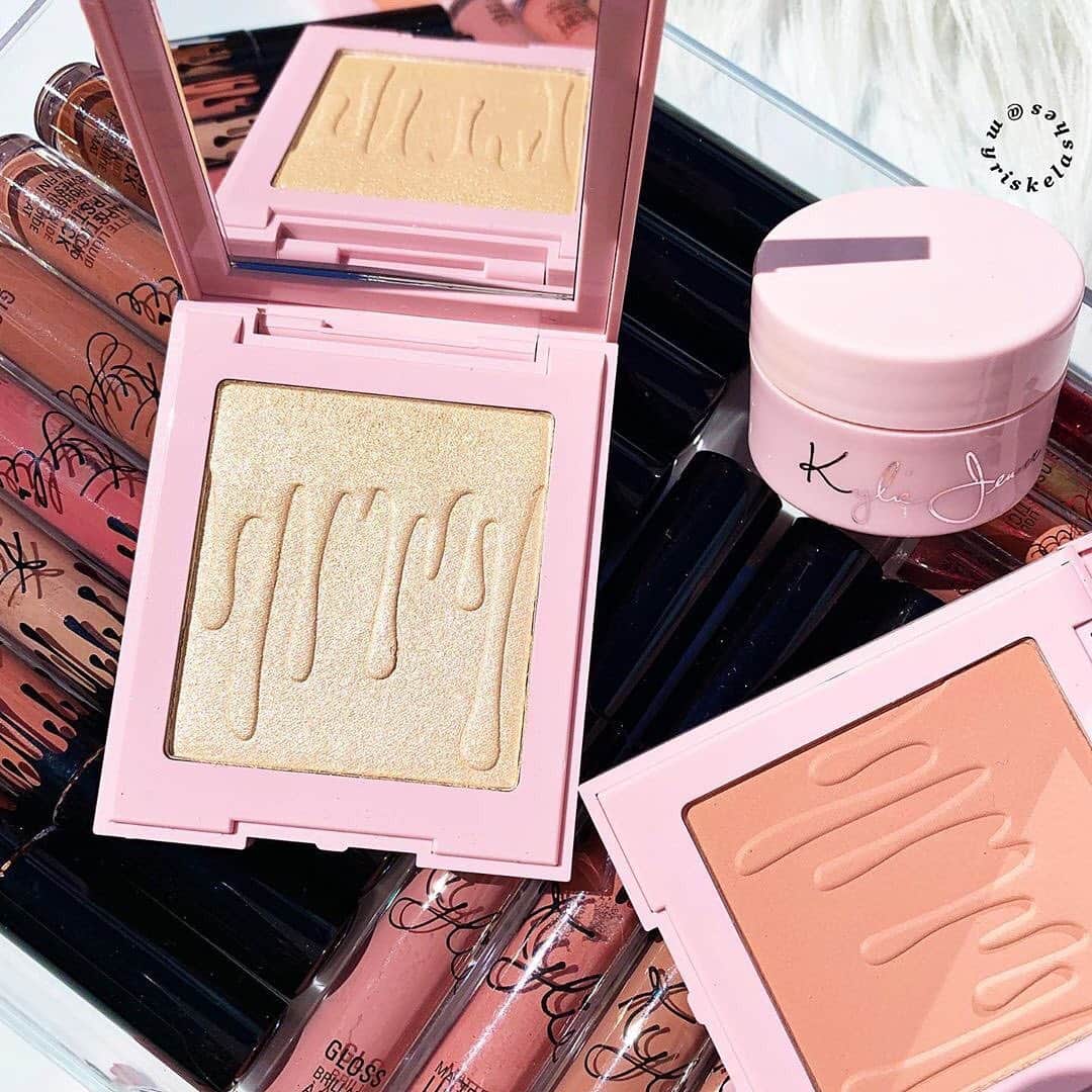 Kylie Cosmeticsさんのインスタグラム写真 - (Kylie CosmeticsInstagram)「up to 40% off SITEWIDE happening now! ✨pick up all the items you've been wanting 😍 KylieCosmetics.com 💕 Pic by @myriskelashes」5月26日 4時01分 - kyliecosmetics