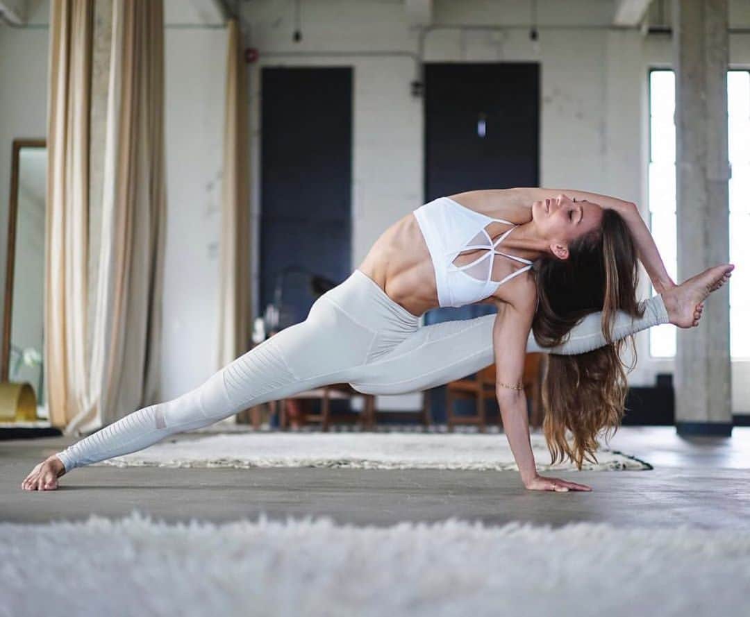 ALO Yogaさんのインスタグラム写真 - (ALO YogaInstagram)「“Yoga is the dance of every cell with the music of every breath that creates inner serenity & harmony.” - source unknown ✨  @tawnyjanae deeply inspires us with this beautiful shape & strength in her Sueded Moto Leggings & Diamond Bra 🙏 #aloyoga」5月26日 4時02分 - aloyoga