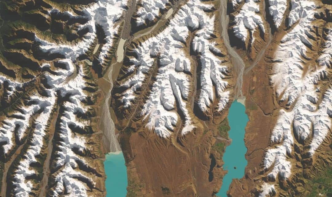 NASAさんのインスタグラム写真 - (NASAInstagram)「How do glaciers turn lakes turquoise?  As large, active glaciers push through rocky valleys upstream, they "bulldoze" pulverized rock into fine particles that end up absorbing and scattering sunlight in ways that give lakes a striking blue-green color.  Pictured here are lakes from New Zealand’s South Island that stand out for their distinctive turquoise color, as seen in this natural-color satellite image from Landsat 8.  Credit: NASA/USGS #landsat #Earth #turquoise #lakes #newzealand #glaciers」5月26日 4時05分 - nasa