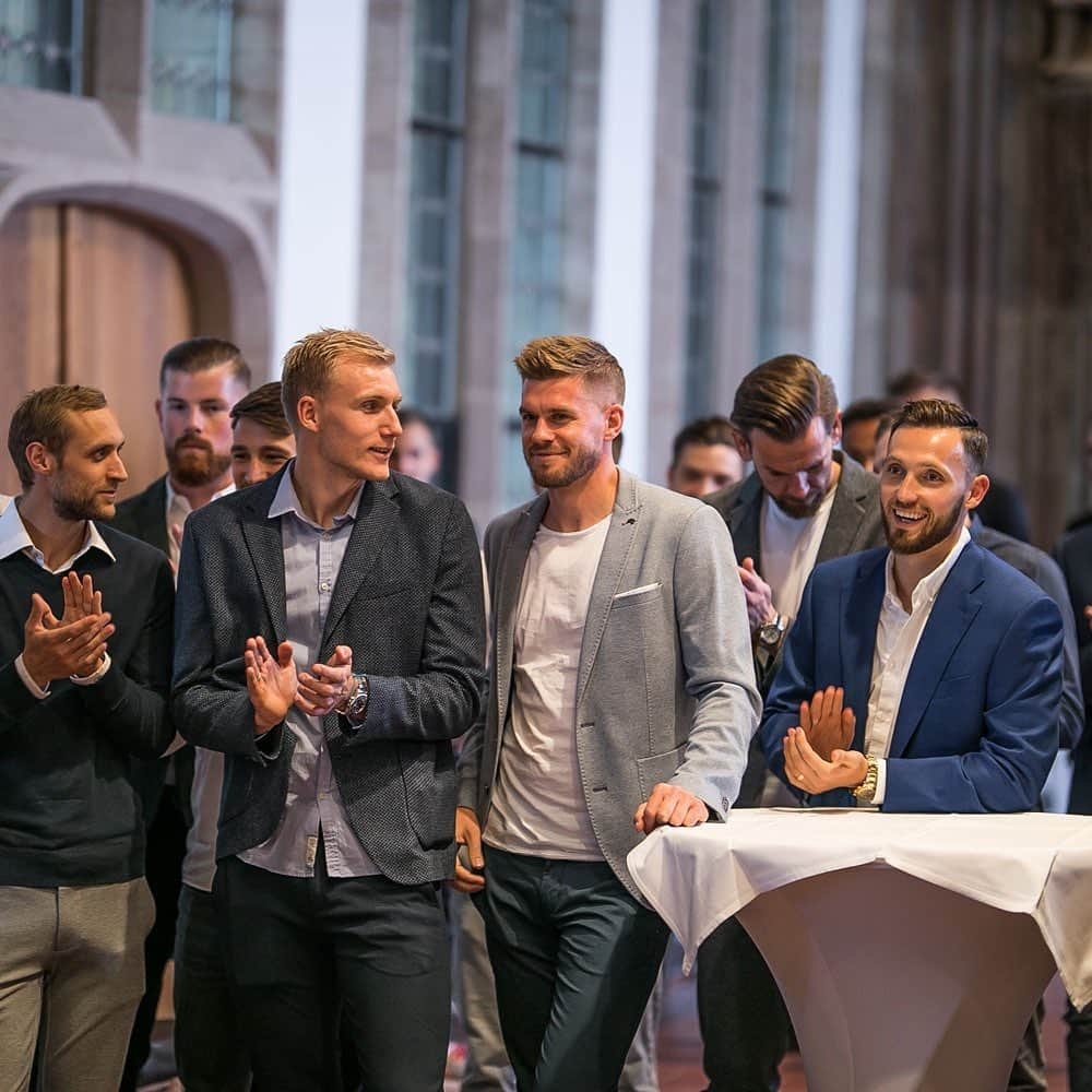 1.FCケルンさんのインスタグラム写真 - (1.FCケルンInstagram)「🔴⚪ Oberbürgermeisterin @henriettereker hat die #effzeh-Profis und die FC-Frauen im Kölner Rathaus empfangen und zum Aufstieg beglückwünscht. Im Anschluss an den Empfang trugen sich die Spielerinnen und Spieler ins Goldene Buch der Stadt #Köln ein.✍️ #Kölle #fcköln」5月26日 4時08分 - fckoeln