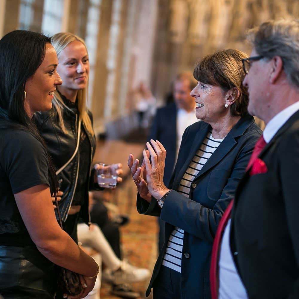 1.FCケルンさんのインスタグラム写真 - (1.FCケルンInstagram)「🔴⚪ Oberbürgermeisterin @henriettereker hat die #effzeh-Profis und die FC-Frauen im Kölner Rathaus empfangen und zum Aufstieg beglückwünscht. Im Anschluss an den Empfang trugen sich die Spielerinnen und Spieler ins Goldene Buch der Stadt #Köln ein.✍️ #Kölle #fcköln」5月26日 4時08分 - fckoeln