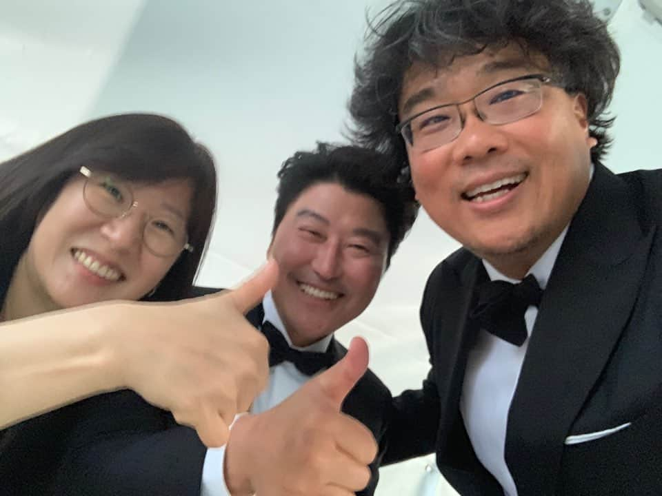 パク・ソダムさんのインスタグラム写真 - (パク・ソダムInstagram)「깐느에서 날아온 사진과 소식..❤️ 우리아부지와 봉감독님 그리구 곽대표님😭  축하드립니다.. 사랑합니다... 모두모두 보고싶습니다..😭😭❤️ 정은언니, 선균오빠, 혜진언니, 여정언니, 우식오빠.  #기생충 과 함께 했던 모든 배우분들, 모든 스탭분들, 기생충이 만들어지기까지 보이지 않는 곳에서 힘써주신 모든 분들.. 그리고 감독님.. 정말 감사합니다. 모든 시간들이 행복했고 또 행복했습니다. 정말 감사합니다. _ 곧 극장에서 만나요 우리😍  2019.05.30 개봉이래요🤗 #4일뒤개봉 !! 헤헷 #parasite #cannesfilmfestival」5月26日 9時49分 - imsodamm