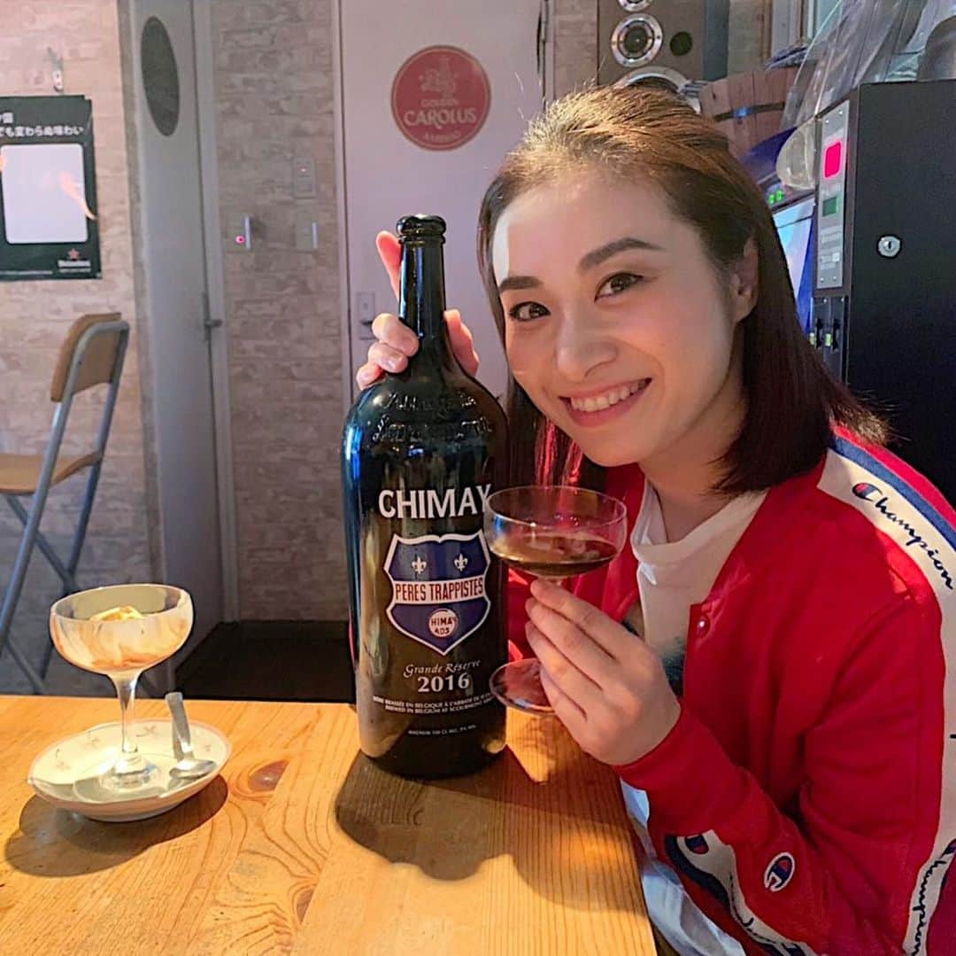 鈴木芳奈のインスタグラム：「昨日、誕生日🎂メッセージくださった皆さんありがとうございます^ ^ 多くの方に声をかけていただけて嬉しいです♪ 本番終わってから行ったお店の常連さんがくださったボトルにはびっくり‼️ 本当にありがとうございました🌈 誕生日ケーキ🎂はまだ食べてないので、舞台終わったら食べよっと✌️ 本日千穐楽。皆さんお待ちしてます✨  #梅雨のむらさき #舞台 #橘芳奈 #役者 #誕生日 #5月生まれ #双子座」