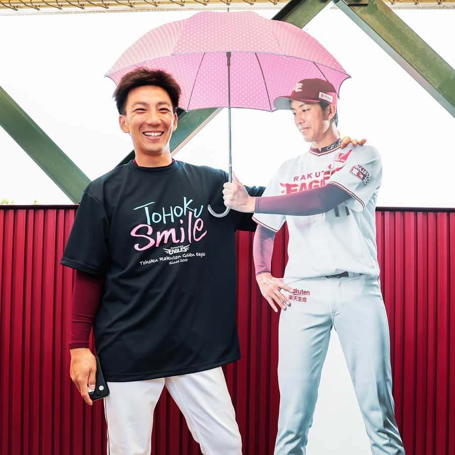 東北楽天ゴールデンイーグルスさんのインスタグラム写真 - (東北楽天ゴールデンイーグルスInstagram)「⚾️ 今日はイーグルスガール待望のイーグルスガールデー👚 ということで今年もきゅんきゅんパネルが登場〜✨ 今年一番の暑さを岸選手の日傘でしのいでください💕 #rakuteneagles #イーグルスガール  #嶋基宏 #岸孝之 #浅村栄斗 #ウィーラー #田中和基 #辰己涼介 #渡邊佳明 #小郷裕哉」5月26日 9時43分 - rakuten_eagles