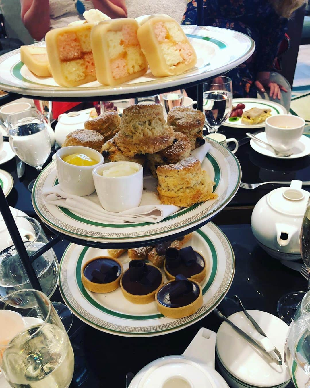 アンナ・シルクさんのインスタグラム写真 - (アンナ・シルクInstagram)「High tea done right❤️ SO great to see all you ladies!!!! @realkatiefeatherston @ambyjune @anna.s.white @reaganjpasternak and Amanda and Brandy:) Thanks @thelondonweho for a great afternoon:)」5月26日 9時43分 - anna.silk