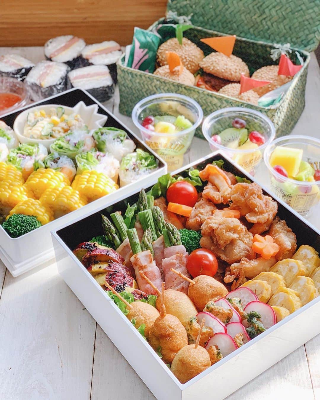 misatoさんのインスタグラム写真 - (misatoInstagram)「¨̮♡︎ 今年のスポーツフェスティバル弁当 🍱💜 . 去年とほぼ同じメニュー‼︎😂 違うのは、ミニアメリカンドッグと ちくわの磯辺揚げが増えたくらい🐻 そしてハンバーガーのバンズは 焼く時間が無くてパン屋さんの ライ麦パンで代用☺︎ . . ♡ #スパムむすび ♡ミニ #ハンバーガー #スライダー ♡カリカリ唐揚げ ♡甘め玉子焼き ♡ミニアメリカンドッグ ♡アスパラベーコン ♡ちくわの磯辺揚げwithラディッシュ ♡サツマイモの塩カラメル ♡生春巻き ♡とうもろこし ♡ツナマカロニサラダ ♡フルーツ . . 初登場のミニアメリカンドッグが 思いのほか好評‼︎ ウインナーにホットケーキミックスを くるくるして揚げただけなのに🤭 来年も作ろうっと🎶 . . 今年の大仕事が終わって 気分がよい‼︎🙌💓笑 . 皆さま、お弁当作り お疲れ様でした♡ . . #お弁当#運動会弁当#運動会お弁当 #lunchbox#bento#mamagirl#弁当#マルマル丸顔ごはん #deananddeluca #お弁当箱#弁当箱 #重箱 #ハンバーガー弁当」5月26日 9時43分 - leialoha319