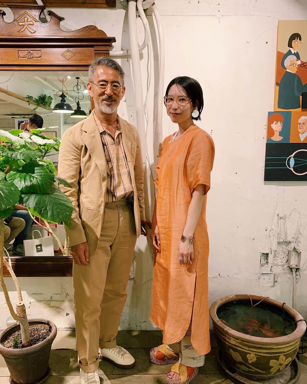GLOBE SPECS_officialさんのインスタグラム写真 - (GLOBE SPECS_officialInstagram)「先日お店にDistrict UNITED ARROWS 岡野さんが遊びにいらっしゃいました。Lesca LUNETIERのエッジを効かせたクリアピンクがとてもよく似合っていました。ご来店どうもありがとうございます。 本日も暑くなりそうですね。水分補給をしながらどうぞお気をつけていらしてください。 #customer  @districtunitedarrows  #women  #store  @globespecs_official  #tetsuyaokada  #eyewear  #clearpink @lescalunetier  #tokyo  #opticalstore」5月26日 9時43分 - globespecs_official