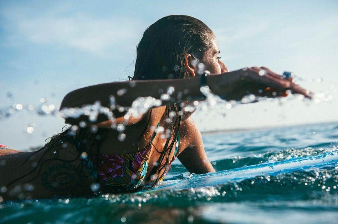 BILLABONG WOMENSさんのインスタグラム写真 - (BILLABONG WOMENSInstagram)「"My whole goal with surfing, it's not for me, it's for the next generation of local women in Sri Lanka. It doesn't say anywhere that we can't wear a bikini and go surfing, or that we shouldn't be in the water - we just need to normalize it." @natashasand #KnowTheFeeling」5月26日 9時43分 - billabongwomens