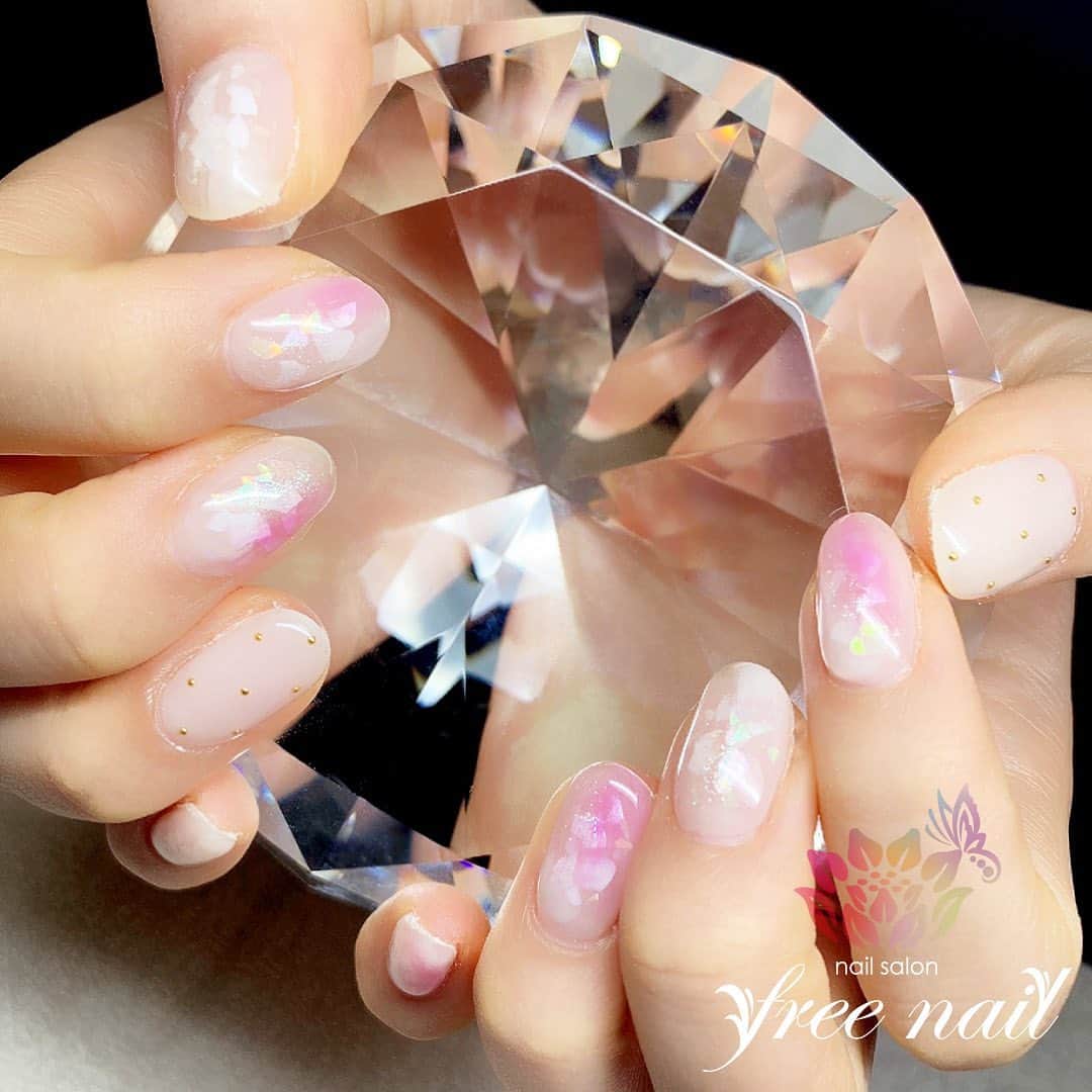 free nail フリーネイルのインスタグラム：「. お客様ネイル💅🏻🌺✨ . シェルニュアンスネイル🐚✨ . ピンクの魔法💗✨ . ご来店ありがとうございました🙇🏻‍♀️🙇🏻‍♀️🙇🏻‍♀️💗 . #ネイル #フリーネイル #ネイルアート #ジェルネイル #ネイルサロン #大阪ネイルサロン #ネイルデザイン #ネイルチェンジ #ニュアンスネイル #シェルネイル #透明感ネイル #ラメネイル #ピンクネイル #乳白色ネイル #デザインネイル #シンプルネイル #トレンドネイル #おしゃれネイル #モテネイル #初夏ネイル #夏ネイル #美甲 #日式美甲 #summernails #nailsart #nailsalon #nailsdid #newnails #newnail #freenail」