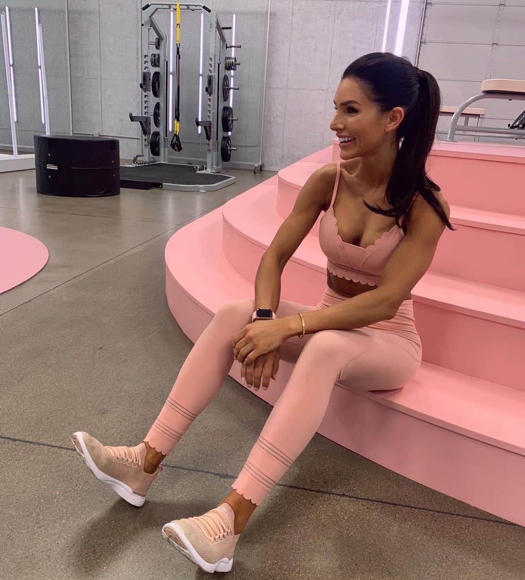 Alexia Clarkさんのインスタグラム写真 - (Alexia ClarkInstagram)「Your life is as good as your mindset.  OUTFIT TAGGED . . www.alexia-clark.com  #alexiaclark #queenofworkouts #queenteam #queen2019 #outfit #ootd #fitness #gymmotivation #pinkgym #liveinpink #gymfashion #motivation #fitforHisreason #fitspo」5月26日 4時25分 - alexia_clark