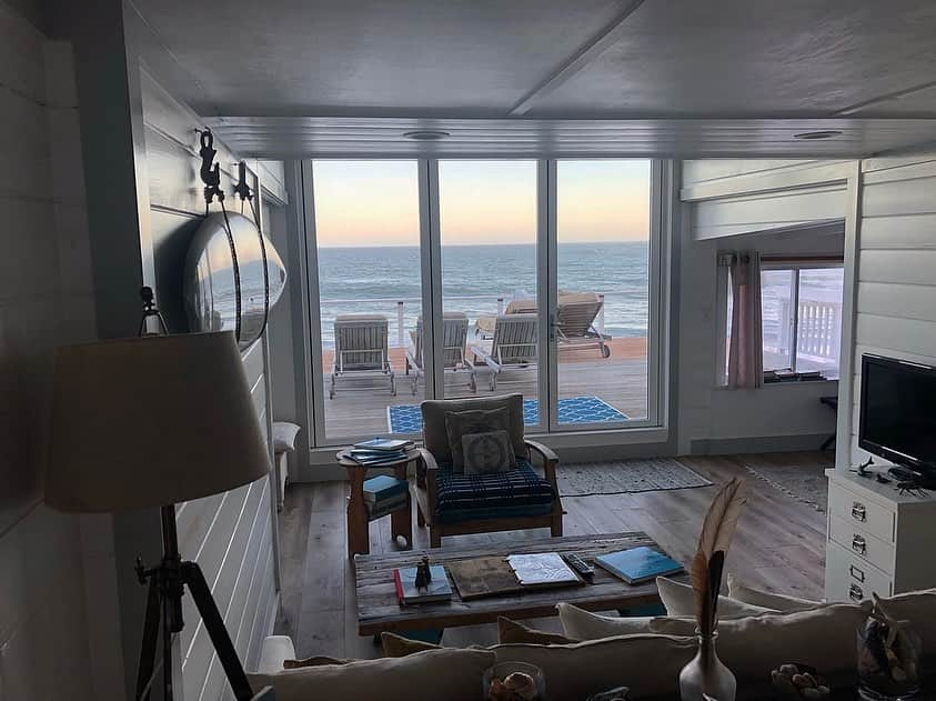 イモージェン・ケアンズさんのインスタグラム写真 - (イモージェン・ケアンズInstagram)「✨house of dreams✨ our cosy Malibu beach house 🐬⛱🐚 #malibu #malibubeach #shabbychic #vintagevibes #airbnb #pacificbeach #losangeles #california」5月26日 4時21分 - imogencairns