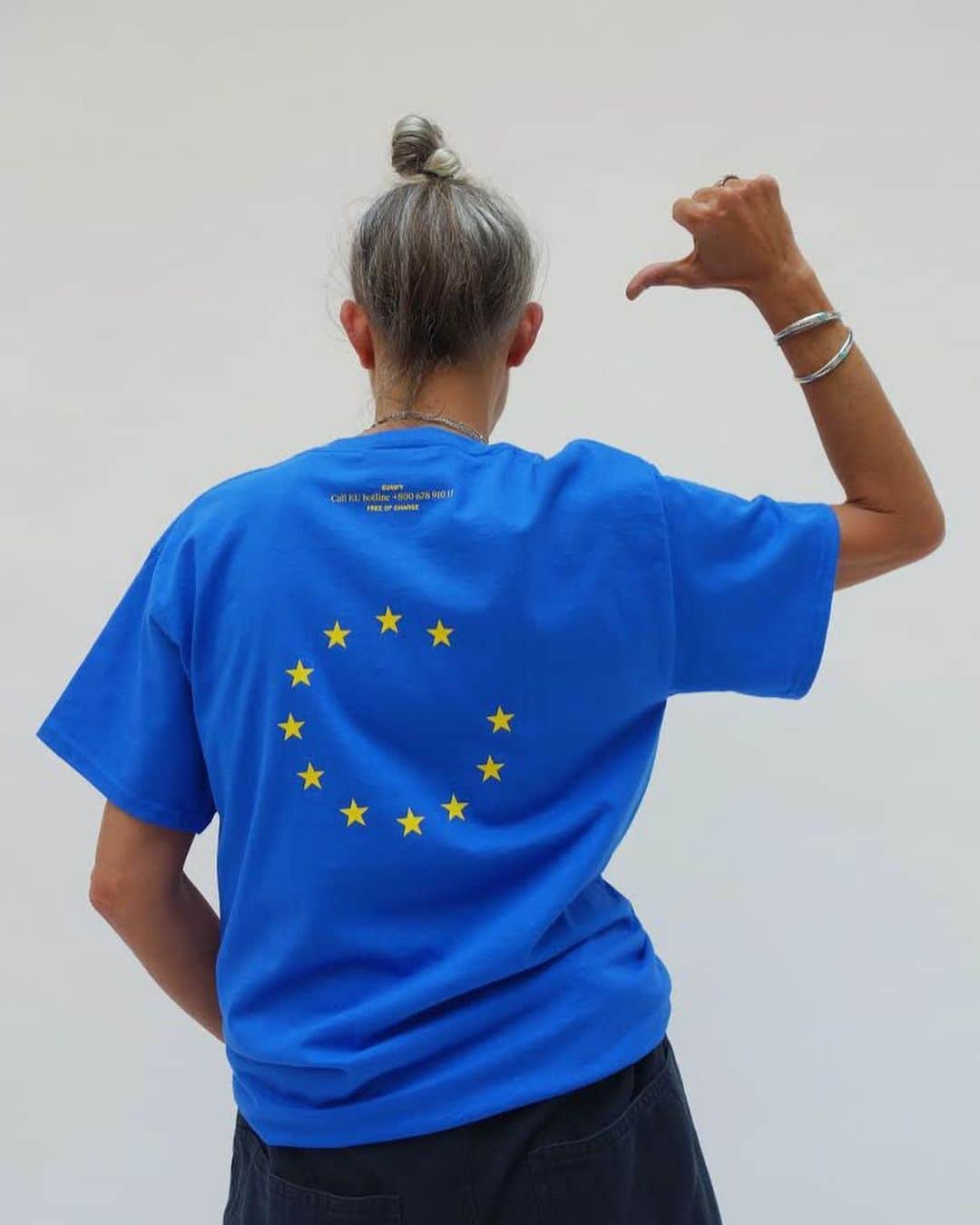 Vogue Italiaさんのインスタグラム写真 - (Vogue ItaliaInstagram)「#WELOVEU @isabelmarant 🇪🇺✨ Our special project dedicated to Europe in collaboration with @souvenir_official designed by David Mallon. Join us, together we can make a difference!」5月26日 4時22分 - vogueitalia