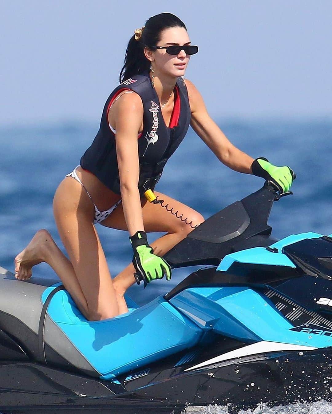 Just Jaredさんのインスタグラム写真 - (Just JaredInstagram)「@kendalljenner slipped into a bikini for a relaxing day on a yacht in Monaco. She was joined by some famous friends and you can see every pic now at the LINK IN BIO! #KendallJenner Photos: Backgrid」5月26日 4時28分 - justjared