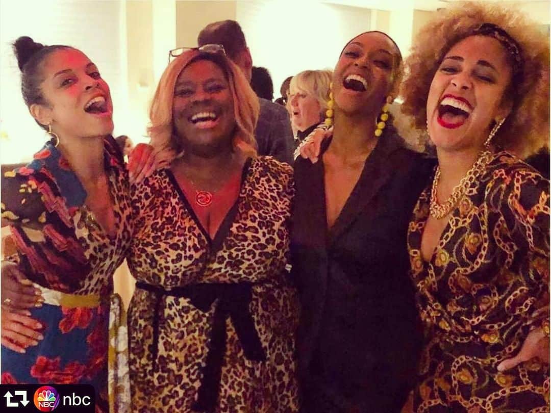 Rettaさんのインスタグラム写真 - (RettaInstagram)「#Blacktresses • NBC pre-Upfront dinner Fun Fact: @susankelechiwatson directed this photo. 5/12/19 • #repost @nbc ・・・ This photo radiates talent and positivity. 🥰 | 📸: @amandaseales」5月26日 4時32分 - unforettable