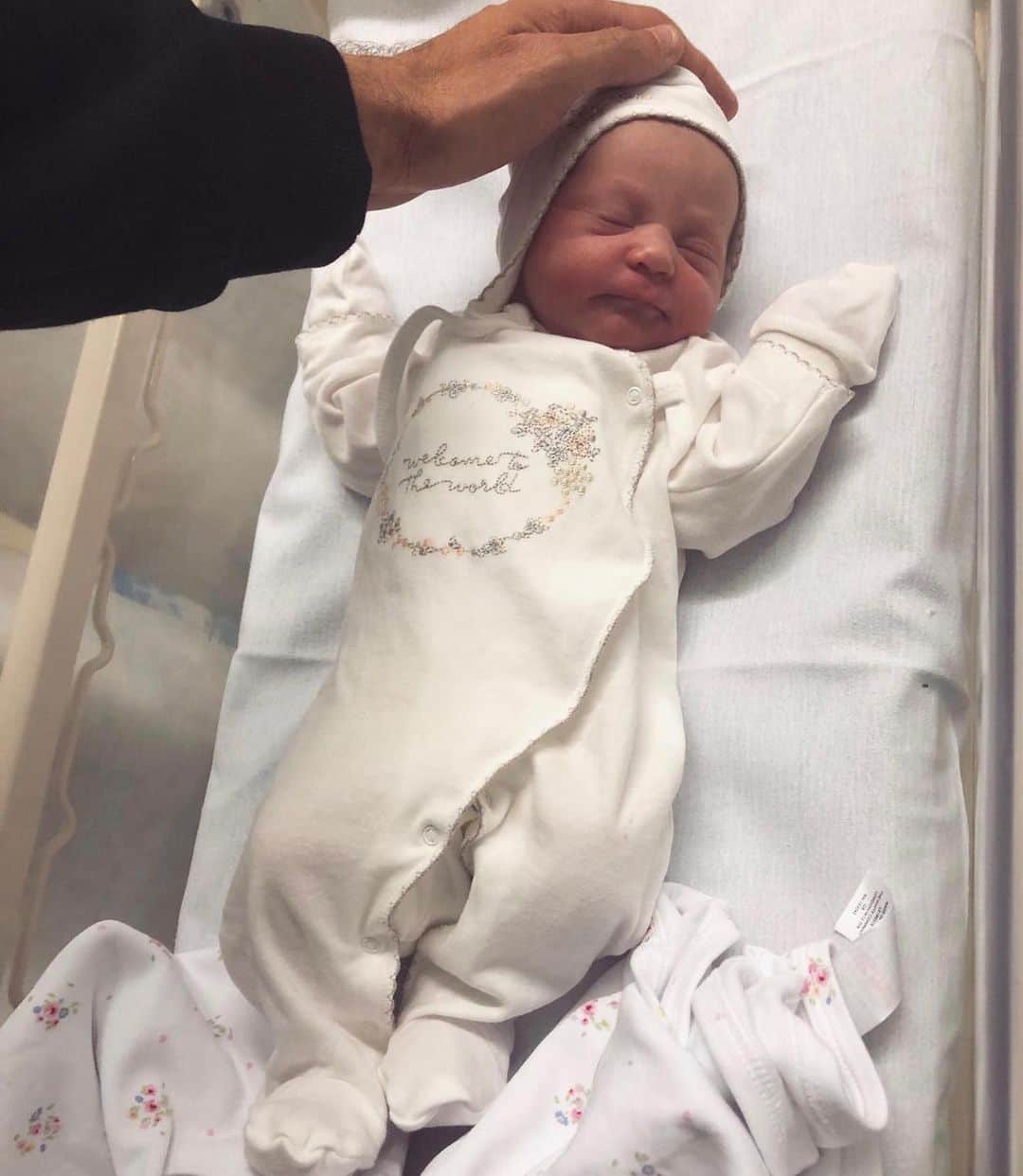 フェデリコ・フェルナンデスのインスタグラム：「Victoria Fernández, nació nuestra segunda hija y será un día inolvidable. Gracias mi amor @florurd por el esfuerzo y hacerlo posible otra vez.」