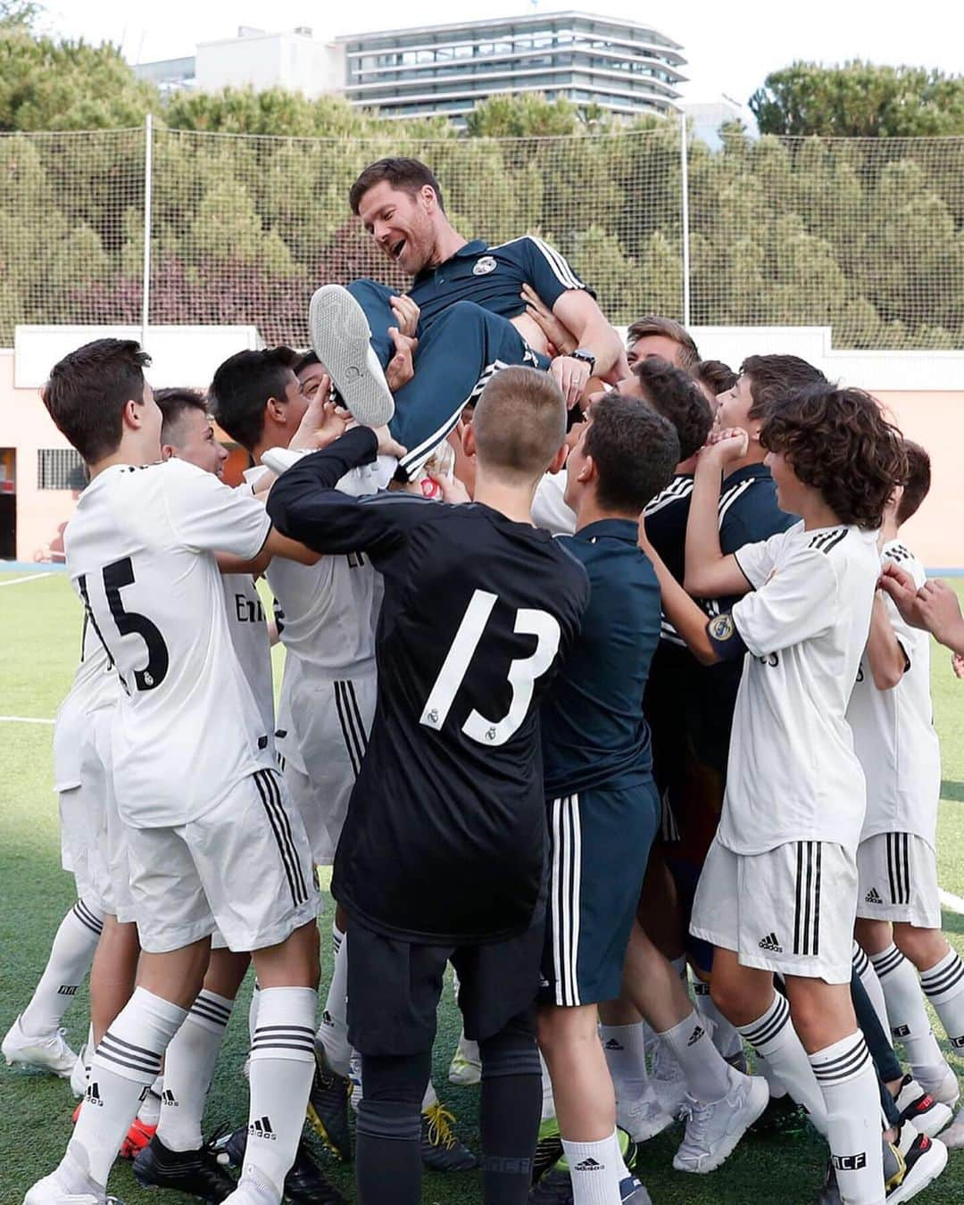 シャビ・アロンソのインスタグラム：「Orgulloso de haber entrenado a estos Campeones.  Gracias por todo lo que me habéis enseñado.  P.D. @_juaaan09 solo podía etiquetar a 20👍」