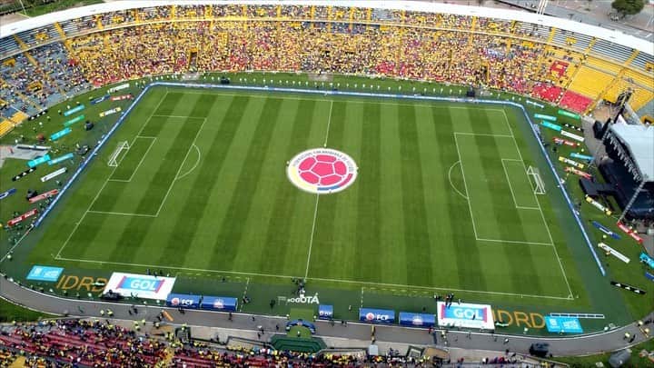 サッカー コロンビア代表チームのインスタグラム：「‪El lunes 3 de junio juega nuestra Selección Colombia en Bogotá. ¡Acompáñanos, vamos todos a llenar el Campín! 🇨🇴⚽️🏟 Entra a www.tuboleta.com y adquiere tus entradas.」