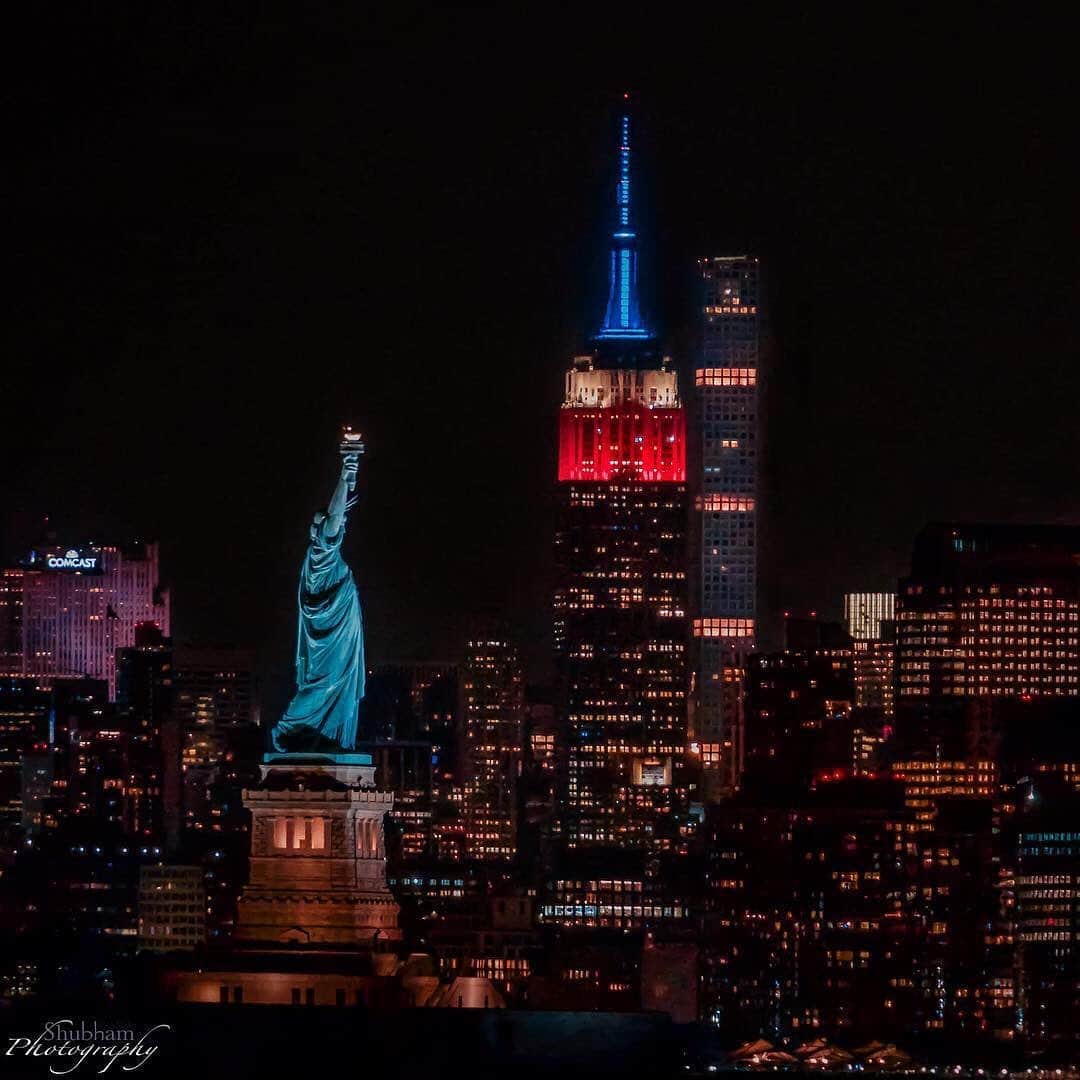 Empire State Buildingさんのインスタグラム写真 - (Empire State BuildingInstagram)「Our lights continue to shine in red, white & blue for the next two nights for Memorial Day, honoring those who have made the ultimate sacrifice while serving in our country’s armed forces. 🇺🇸 . 📷: @shubhamphotography  #EmpireStateBuilding」5月26日 4時46分 - empirestatebldg