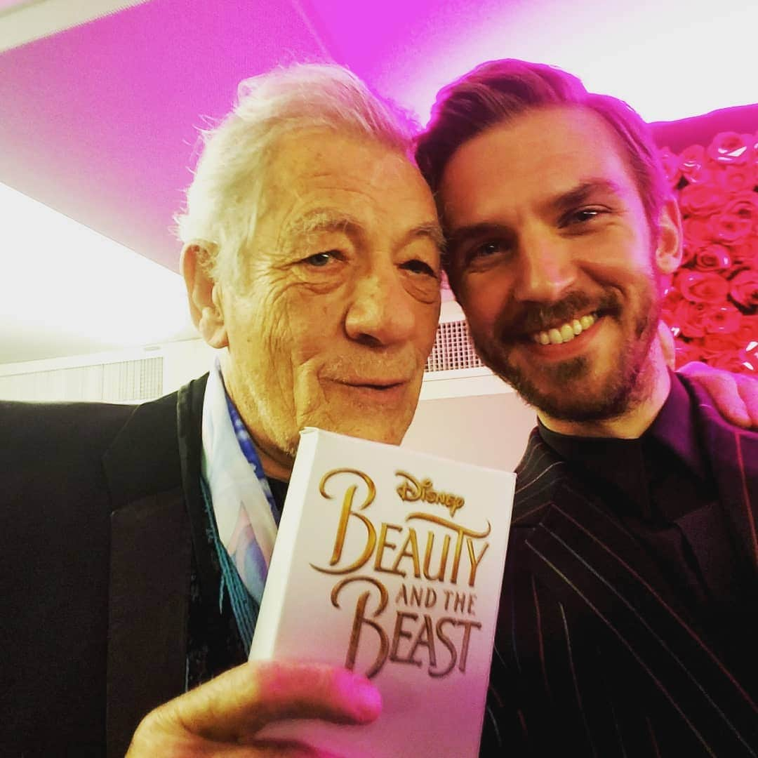 ダン・スティーヴンスさんのインスタグラム写真 - (ダン・スティーヴンスInstagram)「Happy Birthday, Sir @ianmckellen! 🕒🌹🍿」5月26日 4時50分 - thatdanstevens