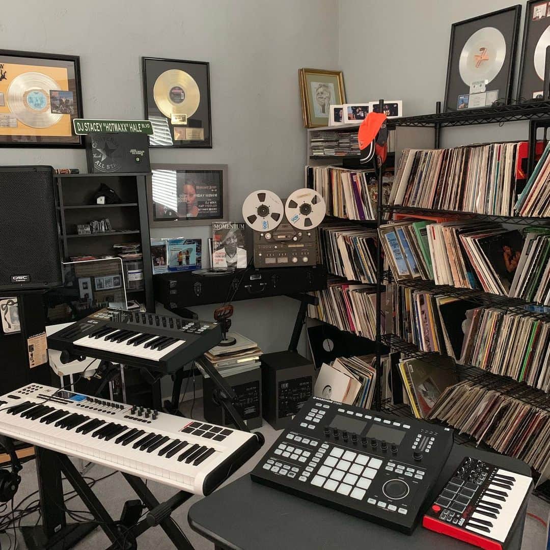 Red Bull Music Academyのインスタグラム：「In the Studio with the Godmother of House Music, Stacey @hotwaxx Hale. — 📷 @newyorkcityvibe #synthesizer #musicstudio #detroit」