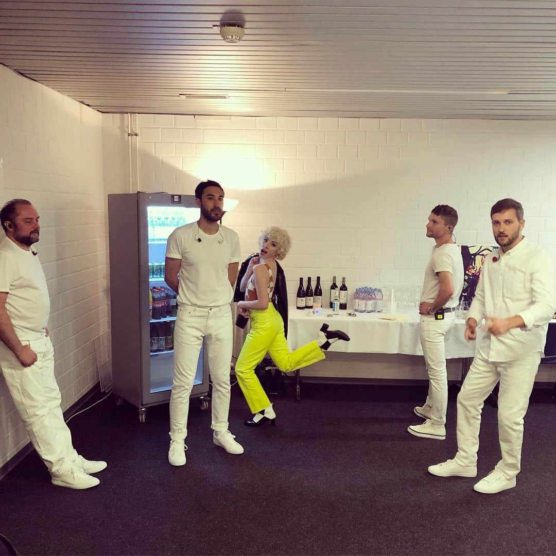 カーリー・レイ・ジェプセンさんのインスタグラム写真 - (カーリー・レイ・ジェプセンInstagram)「Wolf pack here in 🇩🇪❤️... a show followed by a wild round of catch phrase. @siskybusiness takes the crown for this one.」5月26日 5時19分 - carlyraejepsen