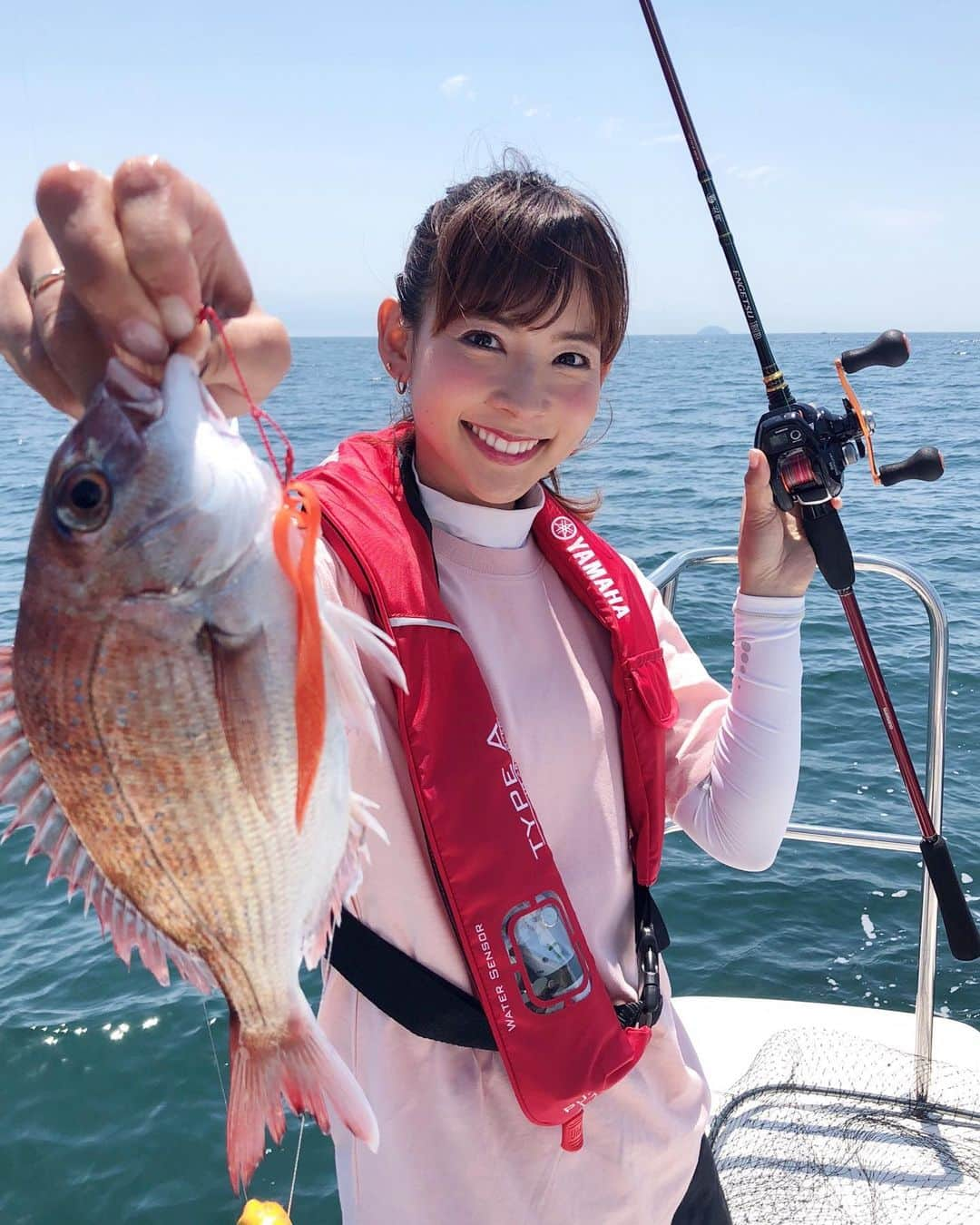 阪本智子さんのインスタグラム写真 - (阪本智子Instagram)「🐟♡ 本命!! #真鯛 GET😍💖💖 相当厳しい状況だった( ˙ᒡ̱˙ )⋆笑 でもちゃっかり釣っちゃう🤣 #海の神様に感謝 ＊ #fishing #fish #redseabream #shikoku #boat #boatfishing #yamaha #seastyle  #釣り #四国 #船 #船釣り #プレジャーボート #シースタイル #海 #海釣り #タイラバ #鯛 #阪本智子」5月26日 5時17分 - tomoko_sakamoto423