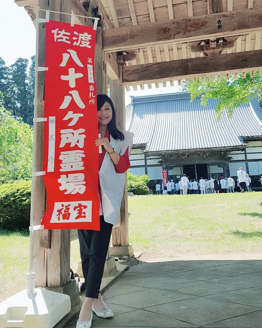 石塚かおりさんのインスタグラム写真 - (石塚かおりInstagram)「#佐渡#八十八ヶ所#お寺巡り  海風が気持ち良い！  8年目のお寺巡りは、海の青さと緑がまぶしくて。  心の底から癒されます。  1泊2日の旅で、24ヵ寺ほど巡り4年で満願成就。  今年が初めての参加という方も、ついに満願という方も。 ツアー参加の皆さんとは、すでに家族のような気分。  私は2回目の満願を迎えます。  今回は、佐渡の前浜、赤泊から 水津漁港方面を。  子供の頃、夏休みをずっと過ごしていた第二の故郷。  穏やかな海に涙が出そう。  ２日目の今日は、小木に。  お腹がすいて、目が覚めました(笑)  #海#快晴#お遍路#満願成就#御朱印#船#旅#赤泊 といえば第二の#故郷#北雪 夜は#蟹#海の幸#日本酒#温泉#旅館 の#朝ごはん#大好き 今日は#小木#宿根木#ご利益#晴れ女 になりました#新潟#BSN#アナウンサー#石塚かおり」5月26日 5時24分 - kaori_ishizuka413