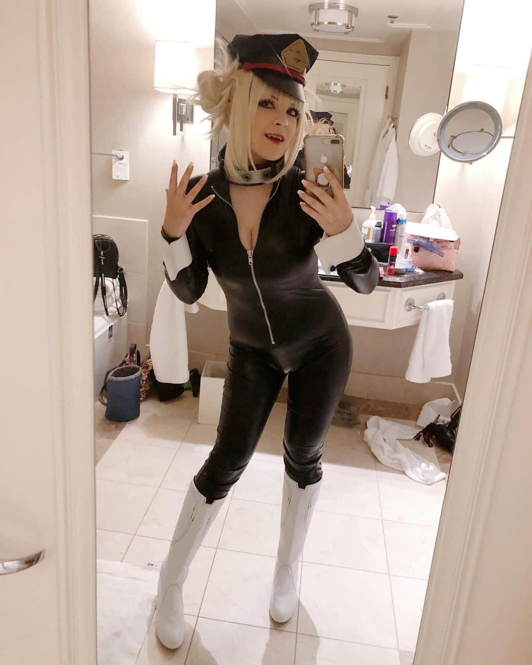 Tessaさんのインスタグラム写真 - (TessaInstagram)「Currently out as Toga/Camie!! We’re chillin at the Westin lobby but will go back to con in a little bit!」5月26日 5時43分 - hiso.neko