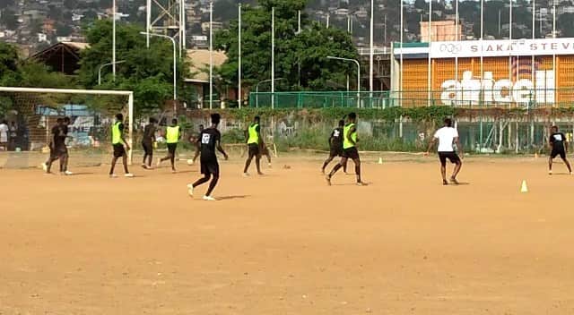 ナサニエル・チャロバーのインスタグラム：「What an experience going back to Sierra Leone. These boys are up at 5.30am everyday to train before it gets too hot. All because of the one dream of becoming a professional footballer. I’m grateful for the title but that’s not important. What’s more important is seeing the smiles on peoples faces when you shake their hand, give them a pair of old boots. I really can’t put into words. @mohamed_kallon3 you’re doing a great job there with the boys. Football brings such a powerful message when we all come together. I will be back again hoping to put more smiles on faces. One love .❤️👏🏽🇸🇱」