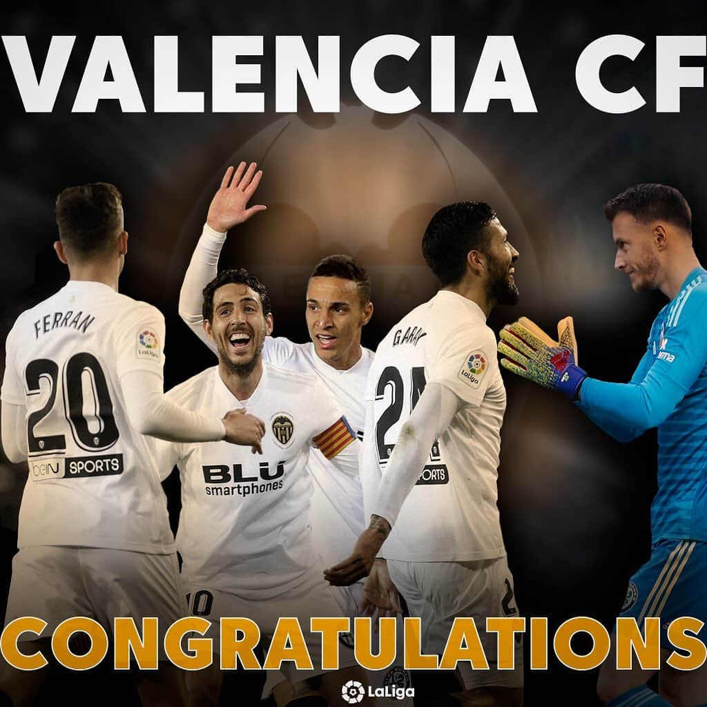 LFPさんのインスタグラム写真 - (LFPInstagram)「🦇 C H A M P I O N S ! 🦇 • @valenciacf celebrate their CENTENARY with a TITLE! 🏆💯 • #LaLiga #Valencia #Football」5月26日 5時54分 - laliga