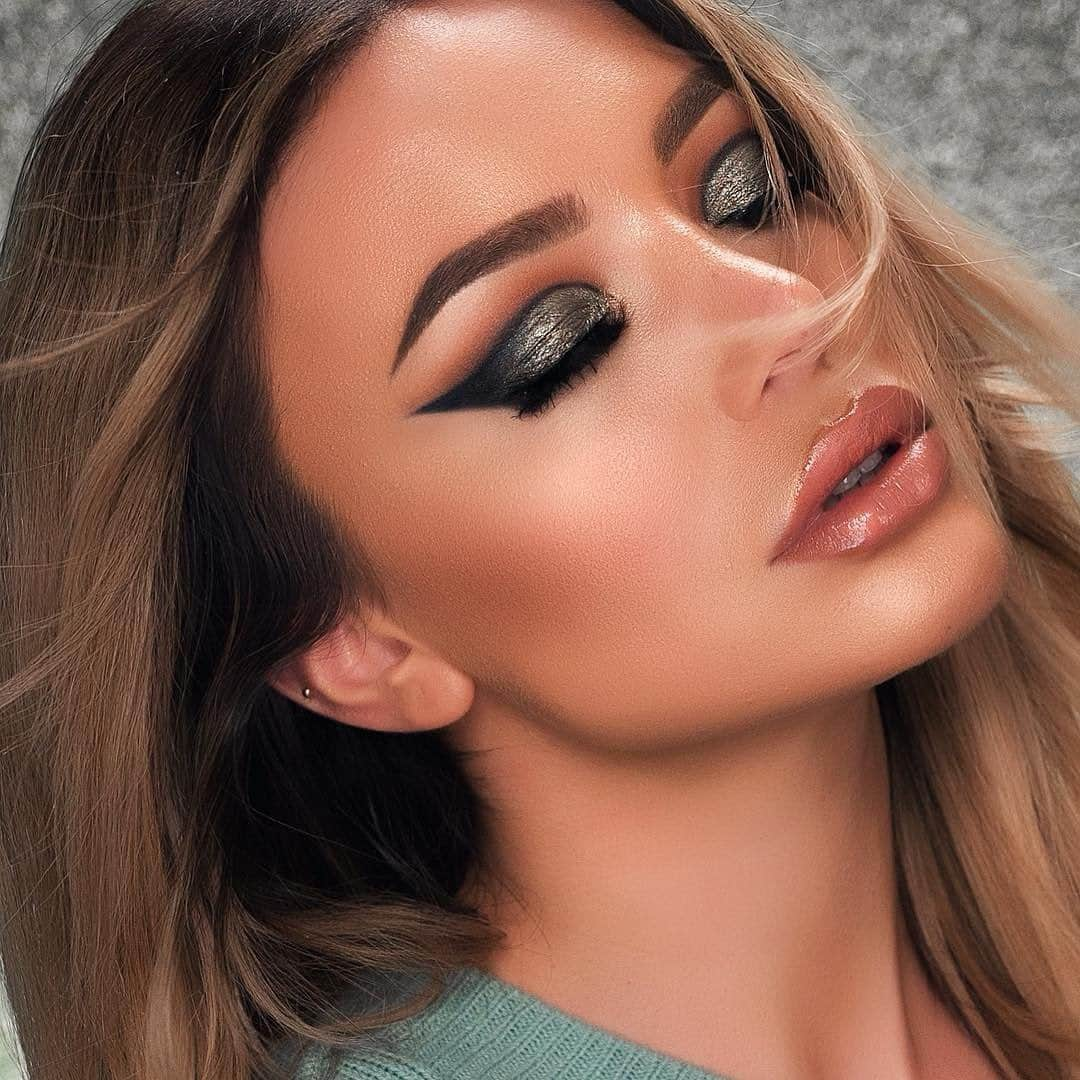 Too Facedさんのインスタグラム写真 - (Too FacedInstagram)「Our babe @dilansabah SLAYS in our NEW Natural Lust Eye Shadow Palette! 🔥 #regram #tfnaturallust #toofaced」5月26日 6時00分 - toofaced