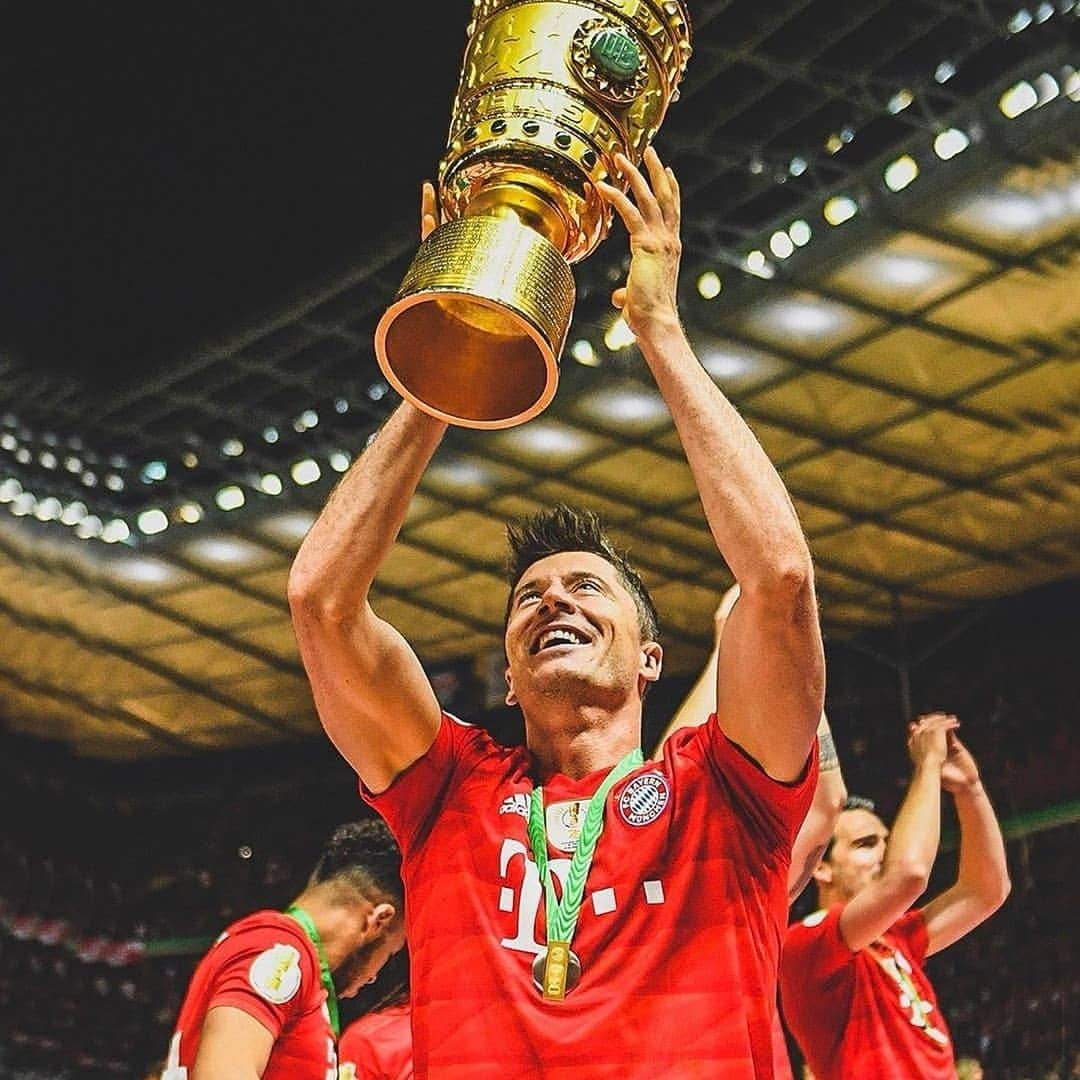 ロベルト・レヴァンドフスキさんのインスタグラム写真 - (ロベルト・レヴァンドフスキInstagram)「🏆D🏆O⚽U⚽B🙅🏻‍♂️L🙅🏻‍♂️E @fcbayern #Doublesieger 💪」5月26日 6時04分 - _rl9