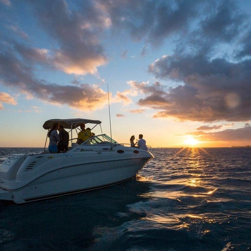 Luxury Cruise by Captain Bruceさんのインスタグラム写真 - (Luxury Cruise by Captain BruceInstagram)「🎇ワイキキでプライベートチャーター⠀ 🎆金曜日はぜひ花火の時間に合わせてお楽しみください^^⠀ ⠀ ⠀ #captainbruce #privatecharter #waikiki #oahulife #hawaii #boat #boatcharter #yacht  #キャプテンブルース #プライベートクルーズ #ワイキキ #ハワイ #海 #夕日 #サンセット」5月26日 6時06分 - cptbruce_hi