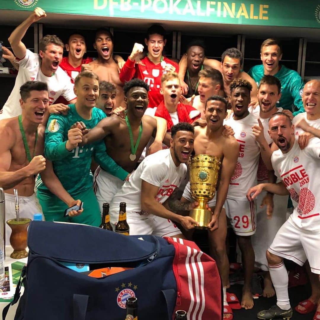 トーマス・ミュラーさんのインスタグラム写真 - (トーマス・ミュラーInstagram)「Pokalsieger 2018/19: @fcbayern 😀🏆 yes!!! 💪#miasanpokalsieger #cup #fcbayern #esmuellert #miasanmia #double」5月26日 6時07分 - esmuellert