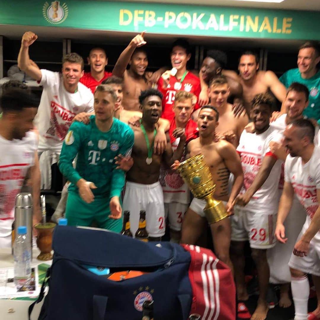 トーマス・ミュラーのインスタグラム：「Pokalsieger 2018/19: @fcbayern 😀🏆 yes!!! 💪#miasanpokalsieger #cup #fcbayern #esmuellert #miasanmia #double」