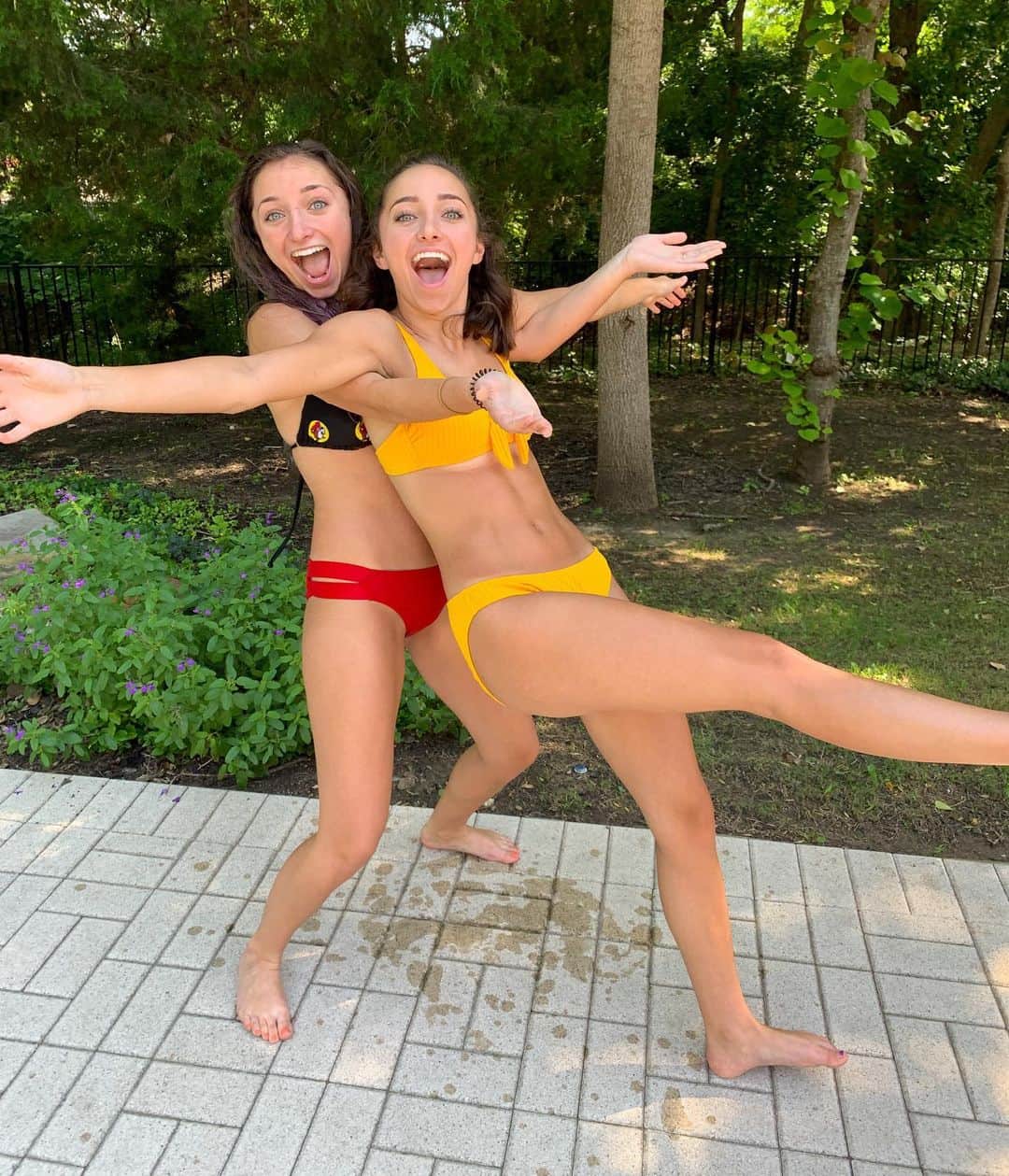 Brooklyn and Baileyさんのインスタグラム写真 - (Brooklyn and BaileyInstagram)「Can’t believe I’m related to the girl that buys Buc-ee’s swimsuits and WEARS THEM. Btw comment down below which one of us you think has been at the beach for the past week lol」5月26日 6時19分 - brooklynandbailey