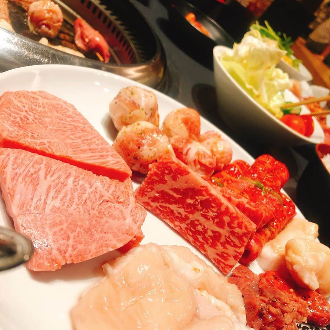 佐々木梨乃さんのインスタグラム写真 - (佐々木梨乃Instagram)「Meat life  #焼肉 #肉 #腹いっぱい  #まずはアイスから食べるのは #フェリー癖が未だ抜けてないな #久々に親父と合流な晩御飯 #ごちそうさまでした😋  #今日は仕事終わりにステーキ #1ポンドじゃ足りない人」5月26日 6時12分 - sr8x4volvo