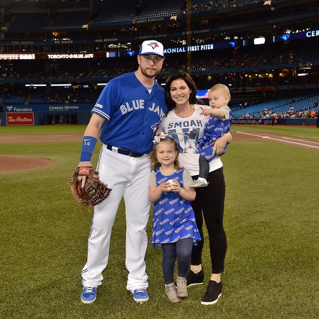 トロント・ブルージェイズさんのインスタグラム写真 - (トロント・ブルージェイズInstagram)「🚨 MINI SMOAK ALERT 🚨  Sutton threw out the first pitch and it was ADORABLE 😍」5月26日 6時24分 - bluejays