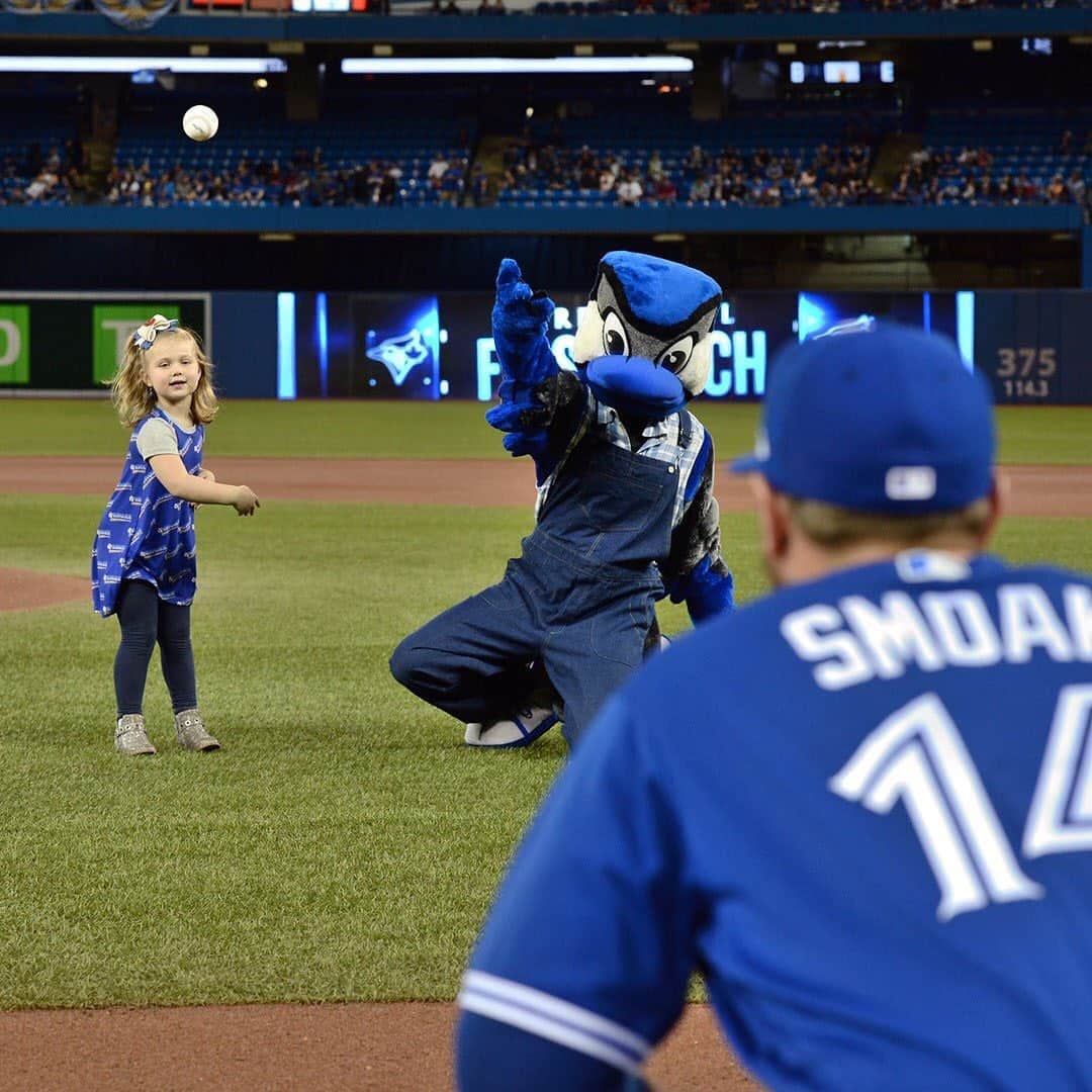 トロント・ブルージェイズさんのインスタグラム写真 - (トロント・ブルージェイズInstagram)「🚨 MINI SMOAK ALERT 🚨  Sutton threw out the first pitch and it was ADORABLE 😍」5月26日 6時24分 - bluejays