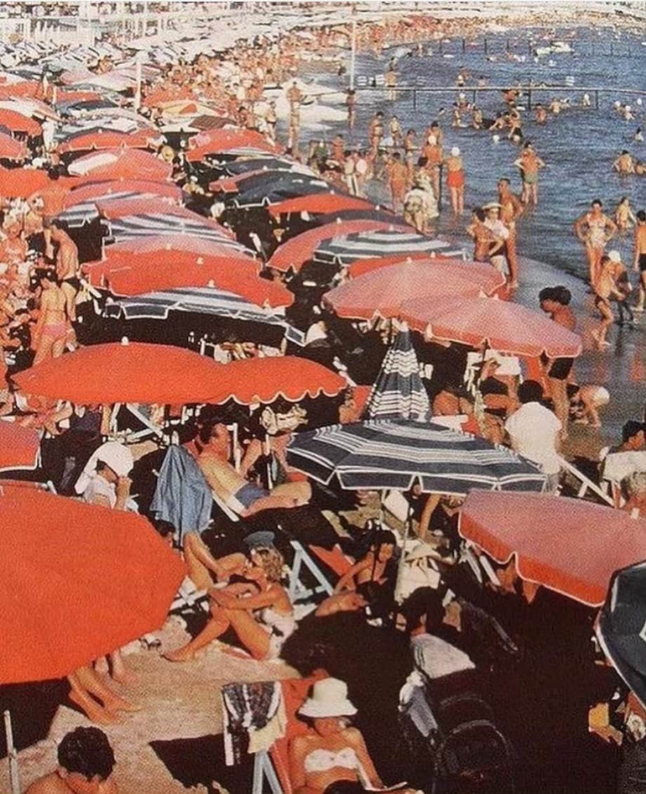 シービーズのインスタグラム：「Long weekend inspiration, Cannes in the 1960’s RG @the70sperspective  #keepitcasual」