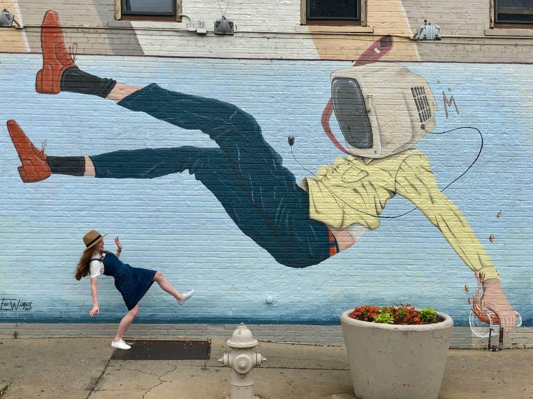 レクシー・ウォーカーさんのインスタグラム写真 - (レクシー・ウォーカーInstagram)「Cool mural but I have no words. Meme this...😉」5月26日 6時31分 - leximaewalker