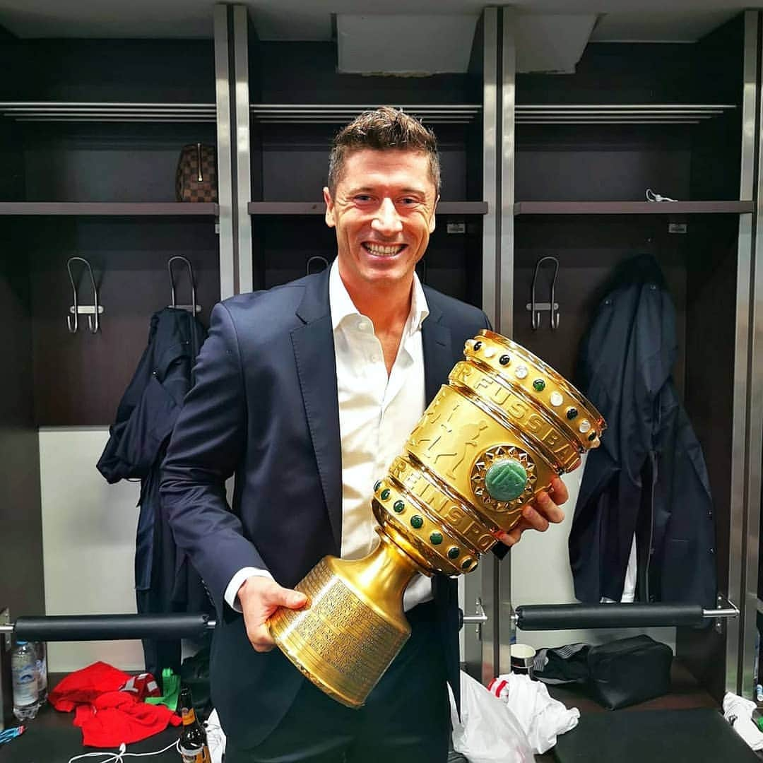 ロベルト・レヴァンドフスキさんのインスタグラム写真 - (ロベルト・レヴァンドフスキInstagram)「My precious🏆😁😜 #teamwork @fcbayern」5月26日 6時45分 - _rl9