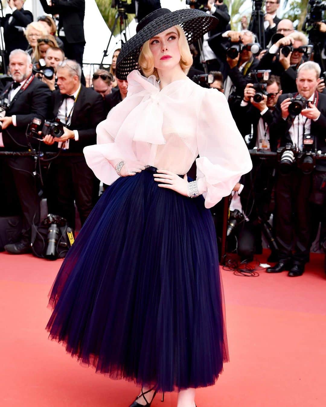 WHO WHAT WEARさんのインスタグラム写真 - (WHO WHAT WEARInstagram)「A moment for the queen of the Cannes red carpet this year—Ms. Elle Fanning. 👑 photos: getty images」5月26日 6時46分 - whowhatwear