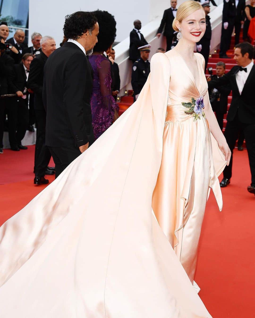 WHO WHAT WEARさんのインスタグラム写真 - (WHO WHAT WEARInstagram)「A moment for the queen of the Cannes red carpet this year—Ms. Elle Fanning. 👑 photos: getty images」5月26日 6時46分 - whowhatwear